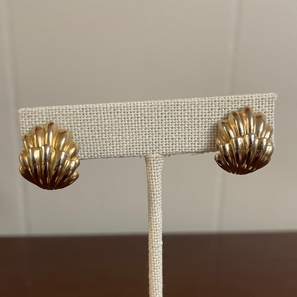 Gold tone shell earrings. Vintage. No stamp marks.
